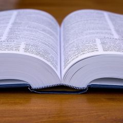 Tłumaczenie przysięgłe a zwykłe – czym się różnią?