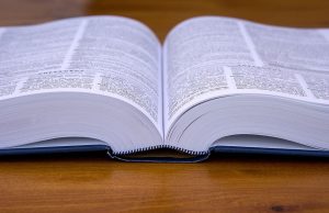 Tłumaczenie przysięgłe a zwykłe – czym się różnią?